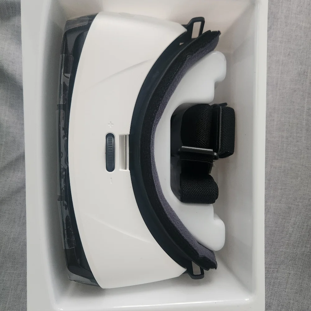 Samsung Gear VR Headset - Black & White